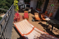 13-Altra-terrazzo-con-sedie-giorno-